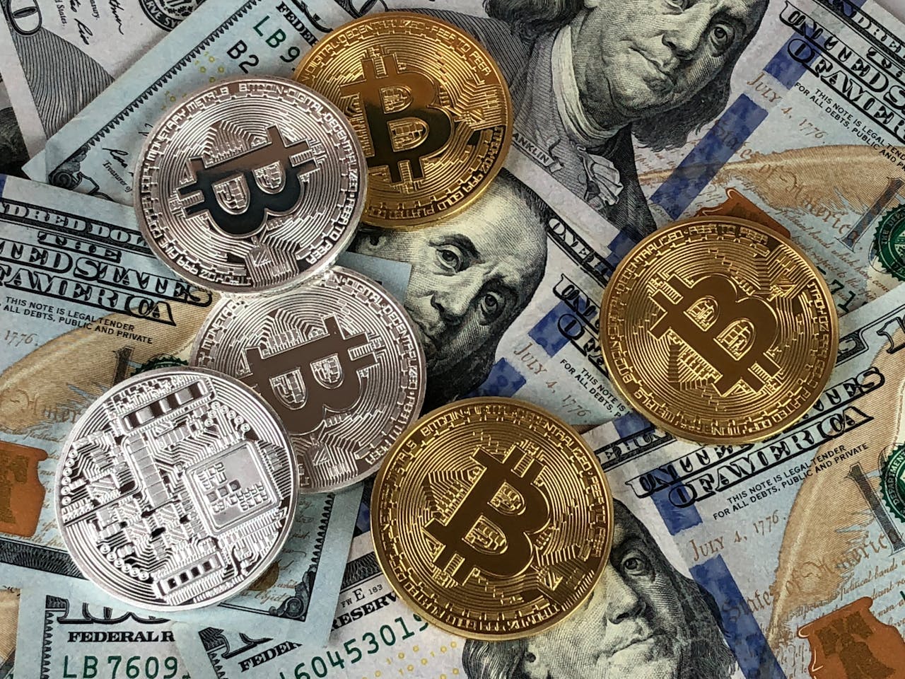 CBDCs and Stablecoins CBDCs and Stablecoins